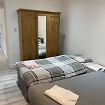 Flat Next To Westfield Shopping Centre