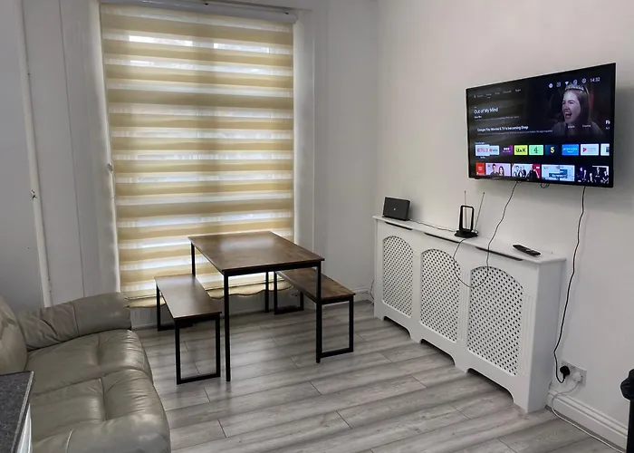 Flat Next To Westfield Shopping Centre